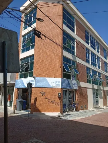 Edifício Bem localizado No Centro da cidade de Campos dos Goytacazes com 6 salas e banhei