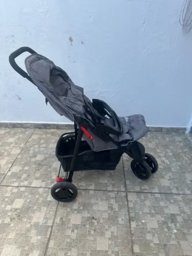 carrinho de bebê fosco kids, na cor cinza com detalhes em preto. completo