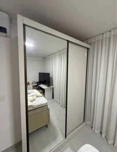 Guarda roupa com espelho