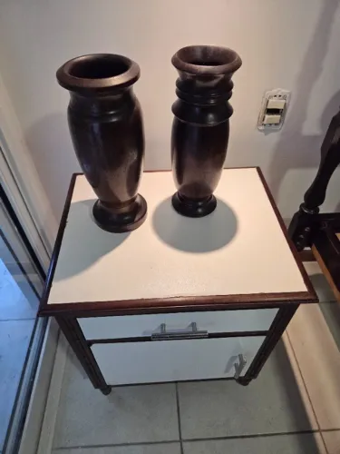 Par de Vasos Decorativos em Madeira Maciça Torneada - 32cm