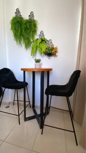 Vendo ou troco mesa bistrô com 2 banquetas 
