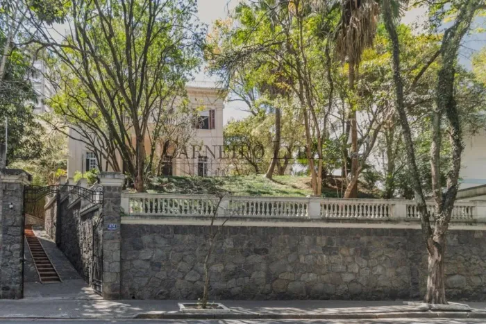 Lindo casarão em frente ao Parque Buenos Aires para alugar