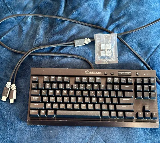 Teclado gamer Corsair k65 RGB Rapidfire