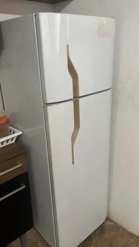 Vendo geladeira 900