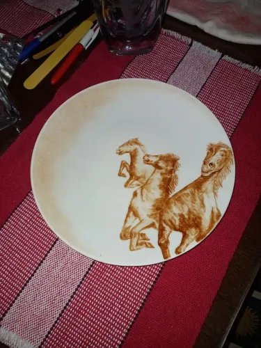 Prato de porcelana pintado a mão 