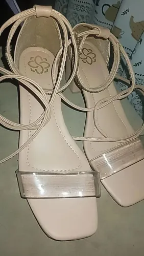 Vendo sandália nova!