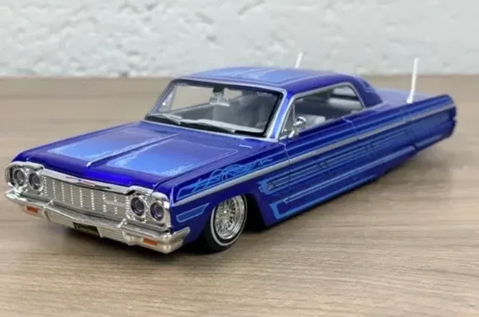 Vendo Chevrolet Impala SS 1964 LowRider 1:26 escala azul (caixa ) 