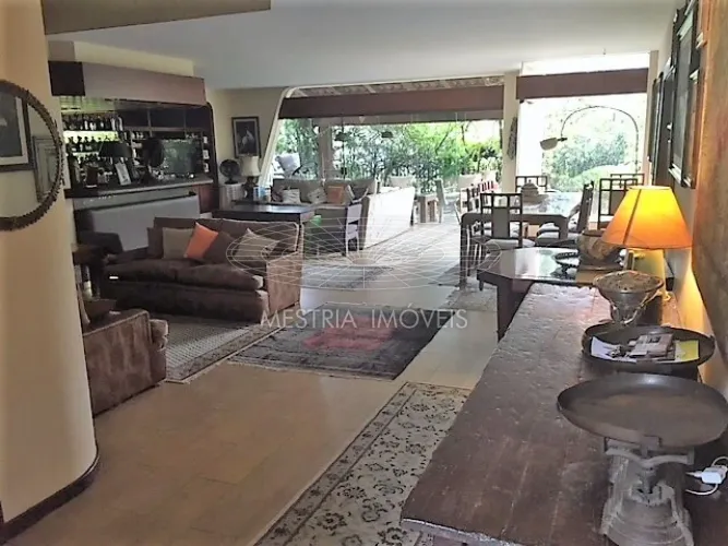 Casa em Condomínio no Jardim Vitória Régia.