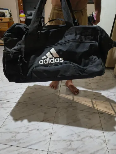 Mala Adidas de viagem tipo Trolley com rodinhas.
