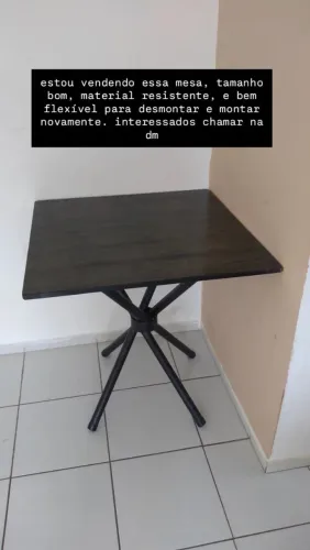 Mesa com material parecido mármore/granito