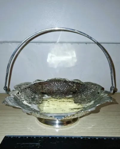 Antigo centro de mesa em formato de cesta confeccionado em metal espessurado a prata.