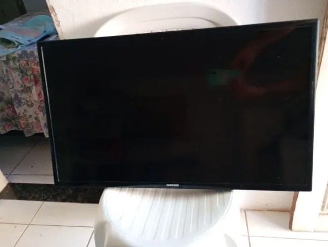 Vendo TV Samsung 32 polegadas com defeito, não tem os pés nem suporte.