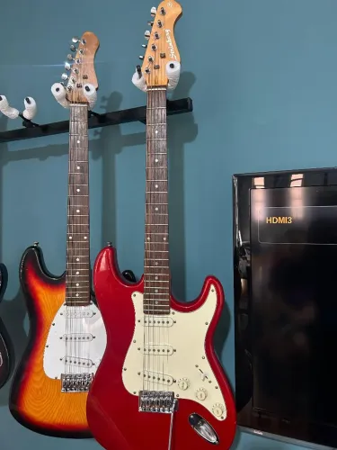 Vendo guitarra, violões, baixos, e compro. 