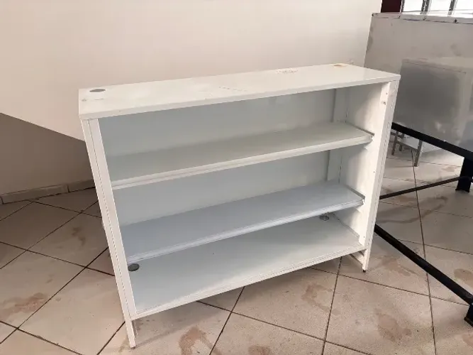 Balcão de aço com prateleiras
