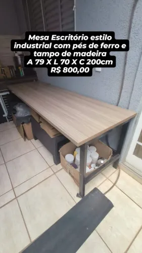 Mesa escritório estilo industrial pés de ferro e tampo de madeira 