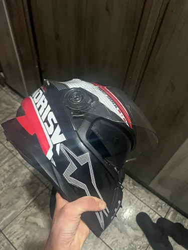 Capacete Norisk adesivado 