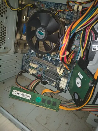 Faço manutenção e formatação de compitadores