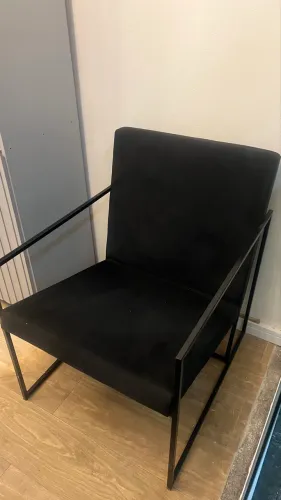 Vendo duas poltronas na cor preta