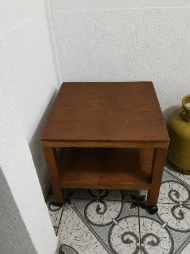 Vendo mesa de centro com rodinhas ?