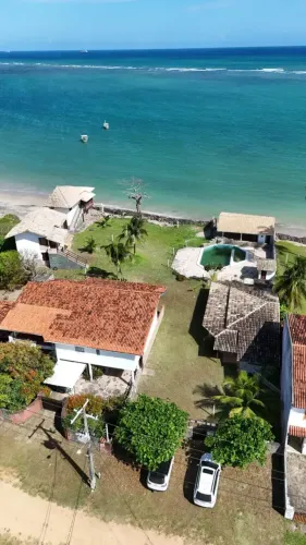 Lote em Cond. Fechado, pé na areia, c/ 2.400 m², c/ 02 Villages e 1 casa construída, vera