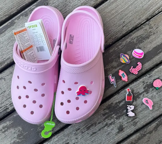 Crocs + 10 pins nova 39/40 medidas no anúncio! 