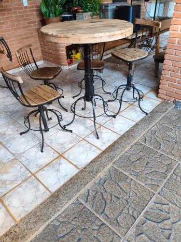 Mesa e cadeiras bistro ferro fundido e madeira maciça