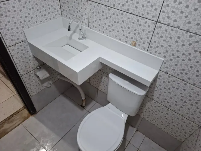 Pia de porcelanato com Extensão por cima do vaso