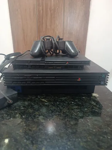 2 PS2 com uma manete e cabos para CONSERTO OU RETIRADA DE PECAS.