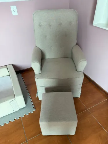 Vendo Poltrona de amamentação com puff