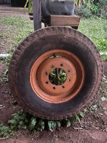 Pneu dianteiro Máquina 1000 por 20 completo com roda montado