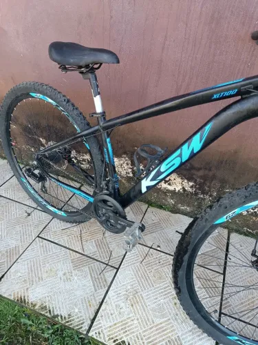 Vendo bicicleta aro 29, 21 marchas semi nova em bom estado.