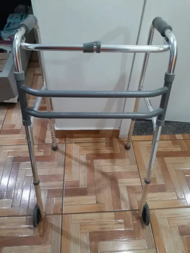 ANDADOR ALUMÍNIO, ARTICULADO, DOBRÁVEL, 3 BARRAS, COM RODINHAS DA MERCUR. 