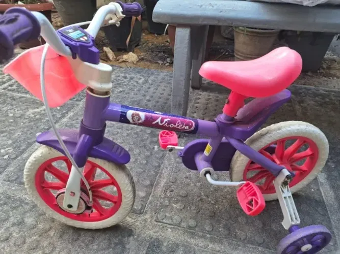Bicicleta infantil violeta com rodinhas e cestinha
