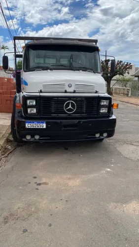 Caminhão Mercedes 1113 cara preta