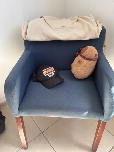 Vendo duas poltronas,pés de madeira jatobá!