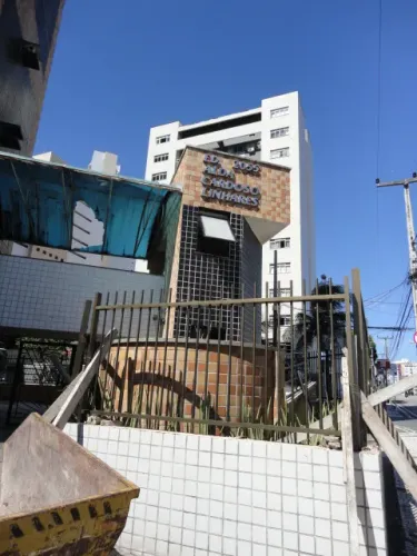 Ótima localização, 03 quartos (Sendo 02 suítes com armários e 01 dormitório), varanda na s