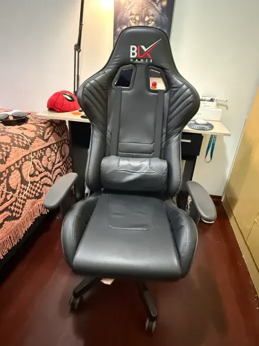 Cadeira gamer BLX em excelente estado, muito confortável e bem conservada.