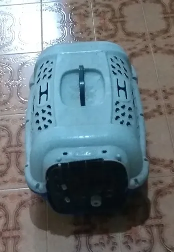 Casinha para transporte de gato.