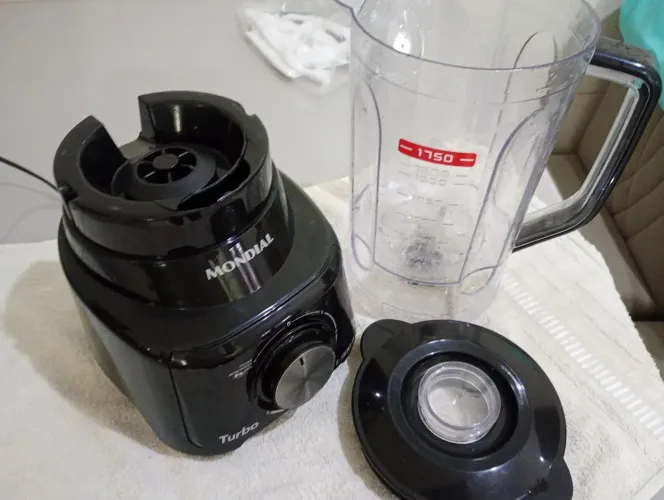 Liquidificador Turbo , com um quebrado , porém funcionando normalmente