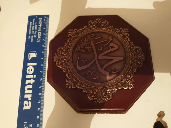 Quadro decorativo Profeta Muhammad madeira com inscrição árabe latão