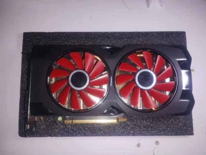 Placa de Vídeo XFX RX 570 8GB - Com Defeito / Para Peças ou Conserto