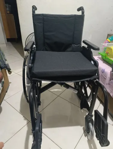 Vendo cadeira de rodas e cadeira de banho 