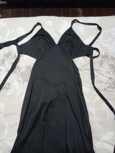 Vestido pretinho, aberto nas costas