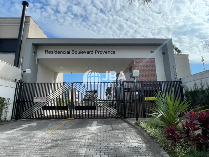 Terreno em condomínio fechado, no Pinheirinho.