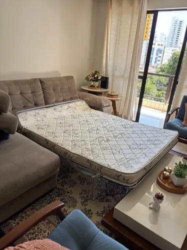 Sofá cama cinza com tecido impermeável 