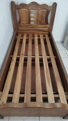Cama e escrivaninha móveis coloniais 