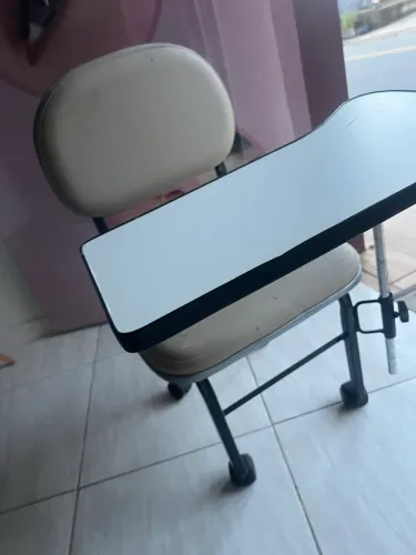 Maca, mesa de alongamento de unha, carrinho de manicure, poltronas etc