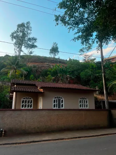 Casa com um lote e meio, com 3 quartos e um banheiro