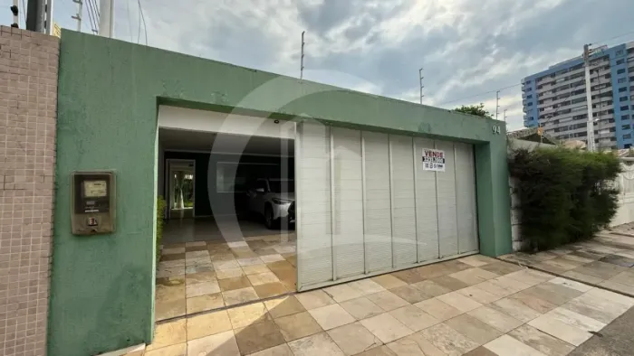 Casa à venda no bairro Grageru, ampla e bem localizada