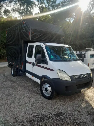 Iveco Daily 70c17 Cabine Dupla baú de 4 Metros